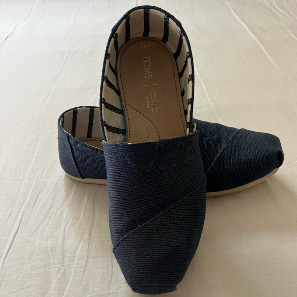 Tom’s. Women’s size 8.5 very good used condition.
